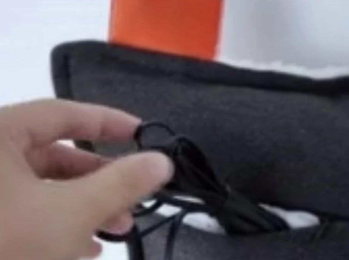 Concealed Zippered Pocket Keeps the USB Heating Cord Neat